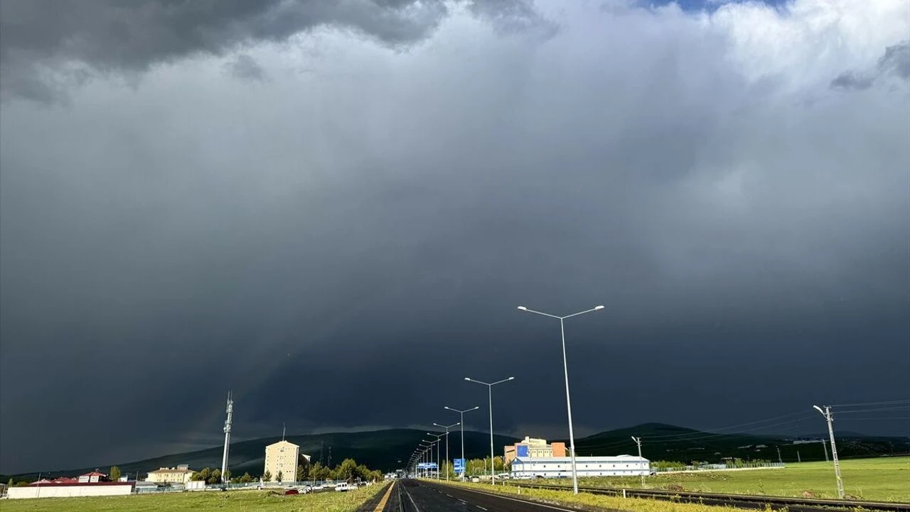 ardahan-ve-agrida-saganak-ve-dolu-etkili-oldu